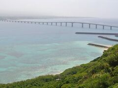 ＜来間島（くりまじま）＞宮古島から橋を渡って行ける来間島です。人口150人、周囲9kmの島です。竜宮展望台から眺めた景色です。写真の来間大橋で宮古島と結ばれています。
