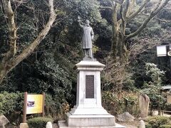 「板垣死すとも自由は死せず」という言葉を残した、板垣退助が、この場所で演説中に、襲われた場所だそうで、板垣退助之銅像が建てられたそうです。