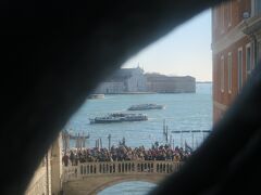 溜息橋からベネチアの風景を眺めます。いやあ、囚人にはなりたくないものです。