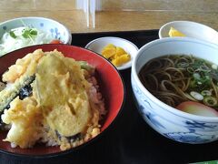 こちらは小天定食。小さめの天丼に、小さめの温蕎麦、サラダなどが付いてきます。