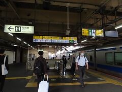 常磐線のホームから　
新幹線の地下ホームへ移動するには　
このエスカレーターを下ります
