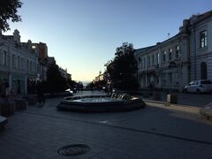 ウラジオストクいちの繁華街、噴水通りに来ました。だいぶ日が暮れてきましたね。