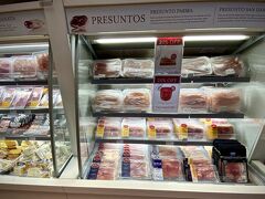 【Eataly／イータリーというイタリア直輸入の食材店】

Presuntos（プレズントス）というのは、ポルトガル語で「ハム」の意味。