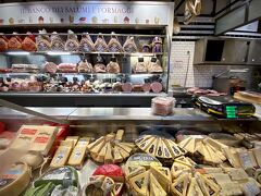 【Eataly／イータリーというイタリア直輸入の食材店】

ここは、チーズ....各種...

ワイン飲みながら....ムムム、最高～！