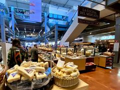 【Eataly／イータリーというイタリア直輸入の食材店】

天井が高くて、開放的な店構え...