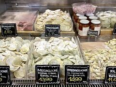 【Eataly／イータリーというイタリア直輸入の食材店】

これは「ラビオリ」系...

ブラジルは、なぜかスパゲッティは柔らかすぎて不味いんだよなぁぁ....イタリア移民が多いにも関わらず....苦笑）