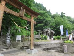 目的地の天台寺に到着。瀬戸内寂聴さんが名誉住職を務めているお寺です。

４連休の初日だったせいか，思ったよりは人はいなくってひっそりと静か。