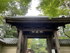 まずは円覚寺。鎌倉は何度も来ていますが、こちらはまだ拝観したことないようなので、入ってみます。