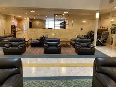 伊東園ホテル熱海館の別館ロビー？です。ここは、どのように使われているのかわかりませんが、広い空間でした。
別館のすぐ裏に線路があるため、寝ている時に電車の音が少し気になりました。それより、換気扇のような音が消せなくてとてもうるさかったです。