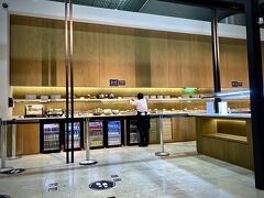 【グァルーリョス（サンパウロ）国際空港】

食事には近づけない様に線が張られています。

中にいるおばちゃん（係員）がこちらの要求に応じて、各プレートを取ってくれる仕組みです。