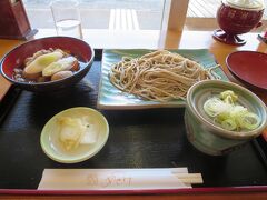 飯豊町の道の駅　めざみの里でランチ。

お蕎麦を食べました。
山形って結構お蕎麦屋さん多いです。
そば畑も多くあります。