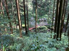 間もなく左手眼下に整備された庭園のような空間が見える

13時、これが五常の滝の有料エリアだった