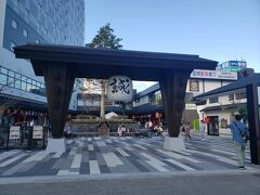 五稜郭タワーを降りて函館駅へ戻ってきました。
駅前広場には函館駅前横丁が！

湯の川温泉に泊まるのでホテルのバス待ってたら、待ち合わせ場所を間違えてしまい、遠くにホテルのバスが・・・
待って～( ；∀；)笑
