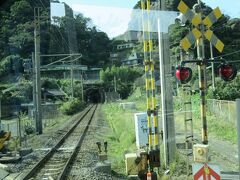 旅の２日目。正午過ぎ。
仙巌園を出発した鹿児島市交通局の定期観光バスは日豊本線の踏切を渡って鹿児島中央駅へ向かいます。
途中車窓観光を楽しみながら。