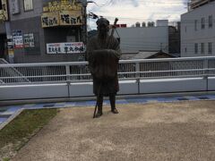 ペディストリアンデッキ上にある松尾芭蕉像、いつも旅の出発には"行ってきます"のご挨拶が欠かせません。