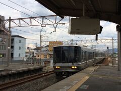 ＪＲ西日本が誇る在来線最速韋駄天列車"223系新快速"、これで大阪に向かいます。
