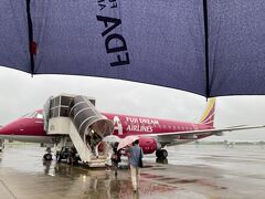 58 JAL4403 小牧→福岡 E175 14号機
FDA搭乗で初めて傘を使いました。
FDAの傘も機体と同じくカラフルでした。