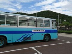 フェリー到着の時間に合わせて出発する、鬼ヶ島大洞窟行きのバスが待機。
往復チケット800円を購入して、急いで乗車。
年季が入ったバスの乗客は私たちだけ。
