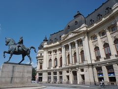 すぐ北にはカロル1世の騎馬像　ルーマニア王朝の創設者で初代ルーマニア国王　初代の騎馬像は1939年に作られ1949年に共産党世間によって破壊　現在の騎馬像は2010年に復刻されたもの

こちらの像には不満がないようで落書き破壊行為はありませんでした　像の後ろの立派な建物はカロル1世の治世時代の1893年に建てられたブカレスト大学の図書館