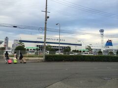 バスに乗って約10分で大阪南港かもめ埠頭フェリーターミナルに到着します。