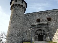 ここからブダ城の敷地に入城ということでいいかな。
ちょっとブダ城が思ったより広くてどこまでが範囲か分からないのです。

調べたらこれはBuzogánytoronyみたいです。
英語だとMace Tower、日本語だとメイスの塔という呼び方みたいです。

Mace Towerに関する説明（英語）
https://www.encirclephotos.com/image/mace-tower-at-buda-castle-in-budapest-hungary/