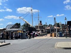 千葉県浦安市舞浜『東京ディズニーシー（TDS）』
アメリカンウォーターフロント

ポップコーンワゴン【ドックサイドステージ前】の写真。

ガーリックシュリンプ味のポップコーンに皆さん並んでいます。

普段なら後ろの【バーナクル・ビルズ】でビール♪ですがクローズ。
暑くてアルコールが飲みたいけど、緊急事態宣言中のため
どこにもありません。シーでお酒を飲まなかったのは初めてです。

船乗りたちの安らぎの場所でひと休み

バーナクル・ビルズ！ その昔、誇り高く勇敢な船乗りたちは、
敬意を込めてこう呼ばれていました。
ニューヨークの港のドック（船着き場）にあるこのフードワゴンは、
そんな船乗りたちが集まり、心を解きほぐす場所。
裏手に続く桟橋＜ピア33＞で、アルコールやソフトドリンクを
片手にスナックをつまみながら、船乗りたちのロマンに
思いを馳せてみませんか。