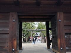 奥に見えるのが真田神社です。