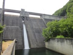 長野県　17施設目　内村ダム（鹿鳴湖）
2018年7月26日に第23回ダムカード収集の旅として訪問

内村ダム
1985年（昭和60年）竣工の重力式コンクリートダム
堤　高　 51.3m
堤頂長　265.0m
ジェットフローバルブ　1門
コンジェットゲート　　2門