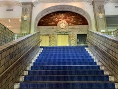 ここも皆様の旅行記で良く拝見している
入り口からのとても素敵な階段。。。
映画やドラマの撮影とかで使われているですよね！！