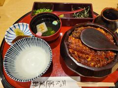 約1年ぶりに名古屋に行くということで、
何食べようかと考えたけどやっぱりひつまぶしに行っちゃいました。
日曜日、11時オープンで10時半頃受付に行ったので
1巡目で入店できました。

ひつまぶし＠3,990円