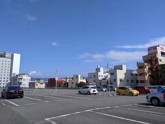 修善寺に入る前に三島でランチ

三島駅横の駐車場を利用した。

快晴の空は広くて清々しい