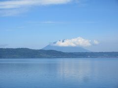 羊蹄山は雲に隠れてしまいそうです。湖の向こうに見える羊蹄山はとても素敵です！