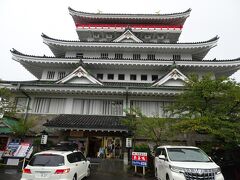 さて、ランチ後はお宮の松とかビーチとか歩いてみようと思ってましたがこの雨。
バスもちょうど出発したばかりだったので駅前のタクシーで熱海城へ向かうことにしました。1960円でした。
