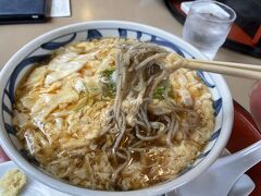 結局ランチは近くにあったお蕎麦屋さんでサクッと。
何日も旅してると別に名物食べなくてもいいか～ってなるw
北海道気分を満喫したいなら近くに「小樽なると」もありますよー！w

美瑛、観光客の数のわりに飲食店が少ない印象。ガイドブックにはカフェとかも載ってるけど席数少なそうだし。繁忙期はランチ難民になりそう……レストランを予約するかピクニック気分で何か持参するのがいいのかも？