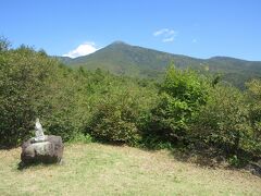 八ヶ岳連峰の南端にそびえる編笠山の雄姿。