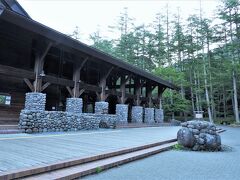 終点の上高地バスターミナル
登山の装備をした人たちが何組かいましたが、まだ人はまばらです。