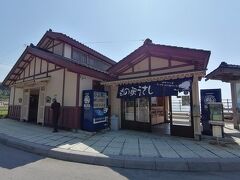 昼食のあとは江差町の道の駅江差へ。
海のすぐそばにぽつんとあるこじんまりとした道の駅。
日本一小さな道の駅を謳っていて、暖簾がかかった方が本館で、隣の少し大きめの建物はトイレです。