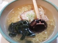 函館ラーメンといえば『しお』ですので、普段しょうゆ派の私もしおラーメンを注文。
しょっぱすぎず普通に美味しいです。
が、普通です。