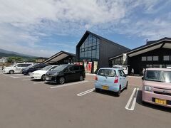 さて、帰りながらの道の駅巡り後半戦。
まず1か所目は函館市のすぐ北側に位置する七飯町の道の駅なないろななえです。
広くて綺麗な超絶人気な道の駅です。
今回の旅一番の混雑スポットです。
