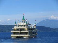 中島へ向かう船とすれ違いました。羊蹄山へ向かって進んでいきます。
この後、洞爺湖温泉の日帰り温泉へ行きました。
万世閣というホテルで８階の露天風呂から洞爺湖を眺めながら温泉に浸かりました。
寿命が延びたと思う至福の時間でした。