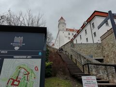 道なりに進んでいくとブラチスラバ城につきますが、入口がわからず、ibisホテルのところの道を入って城の西側につきました。
写真に写っている地図の左側部分です。
