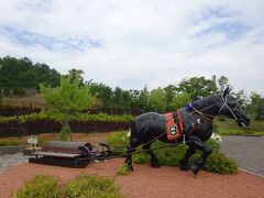 道央自動車道　岩見沢SA

「ばんえい競馬」の大きな馬の像がありました。現在では、帯広市でのみ行われているようです。
