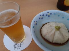八木邸宅の後は友人が予約を入れていた
鴨川の川床で京料理の懐石ランチ
アルコールは販売中止だったので、ノンアルビールで。。。茄子の入った胡麻豆腐