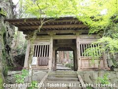 羅漢寺

徒歩で日本最古の石造五百羅漢像がある無漏窟や本堂に向かう場合、この金剛關(仁王門)から先は撮影禁止になります。
金剛關手前左手の老の坂を上る場合は、山門付近でリフトからの道と合流する付近から先が撮影禁止です。