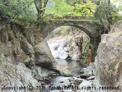 念仏橋

直ぐ上流側に新しい橋が架けられ、古い石橋は歩行者専用となっています。
国の有形文化財に指定されている同名の石橋とは別物です。


念仏橋：https://www.city-nakatsu.jp/doc/2011100100253/
有形文化財：https://bunka.nii.ac.jp/heritages/detail/115454