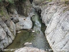 魔林峡

念仏橋から下流へ約1.5km続く甌穴が巨大化して出来た峡谷です。


魔林峡：https://www.city-nakatsu.jp/doc/2011080800020/
