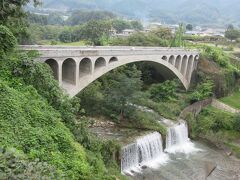 勝沼氏館跡から道路を南下した日川に架かる祝橋です。画像は新祝橋から撮りました。１９３０年に竣工した約５９ｍの長さのコンクリートアーチ橋です。１９８５年に老朽化で新祝橋が架けられてから、歩道として保存されていました。