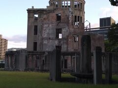 最初は原爆ドームを訪問しました。原爆ドームは第2次世界大戦末期に人類史上初めて使用された原子爆弾により、被爆(ひばく)した建物です。ほぼ被爆した当時の姿のまま立ち続ける原爆ドームは、核兵器の惨禍(さんか)を伝える建物です。原爆ドームの元ははチェコ人の建築家ヤン・レツルの設計により、大正4年(1915年)広島県物産陳列館として完成しました。（広島市参照）1996年12月、ユネスコ第20回世界遺産委員会メリダ会議において核兵器の惨禍を伝える建築物として世界文化遺産に登録されました。（ひろしま観光ナビ参照）行く時の注意点として、原爆ドーム内部に立ち入ることはできません。