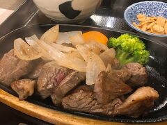 夜ご飯は寿楽です！
お気に入りのステーキ屋さん。
サイコロステーキだといろいろな部位を食べられるので、大きい一枚肉のステーキより気に入っています。お値段もお手頃だし美味しい。