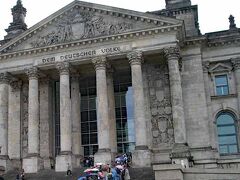こちらはドイツ国会議事堂。東西分裂前の旧ドイツ国会議事堂であった建物が修復され、東西ドイツ統一後の1999年から国会議事堂として使用されています。東西ドイツ統合の象徴。